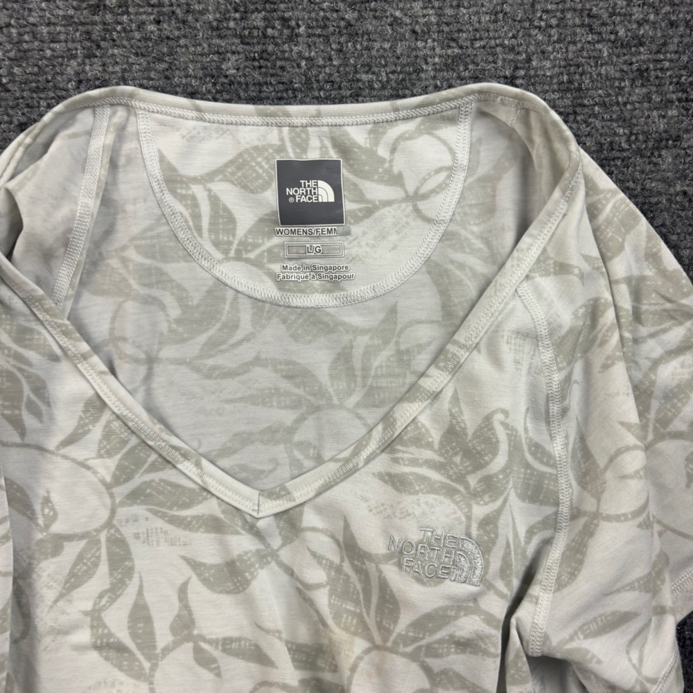 THE NORTH FACE Women’s Grey/White Print V-Neck Short Sleeve Shirt size: Large - Picture 3 of 7